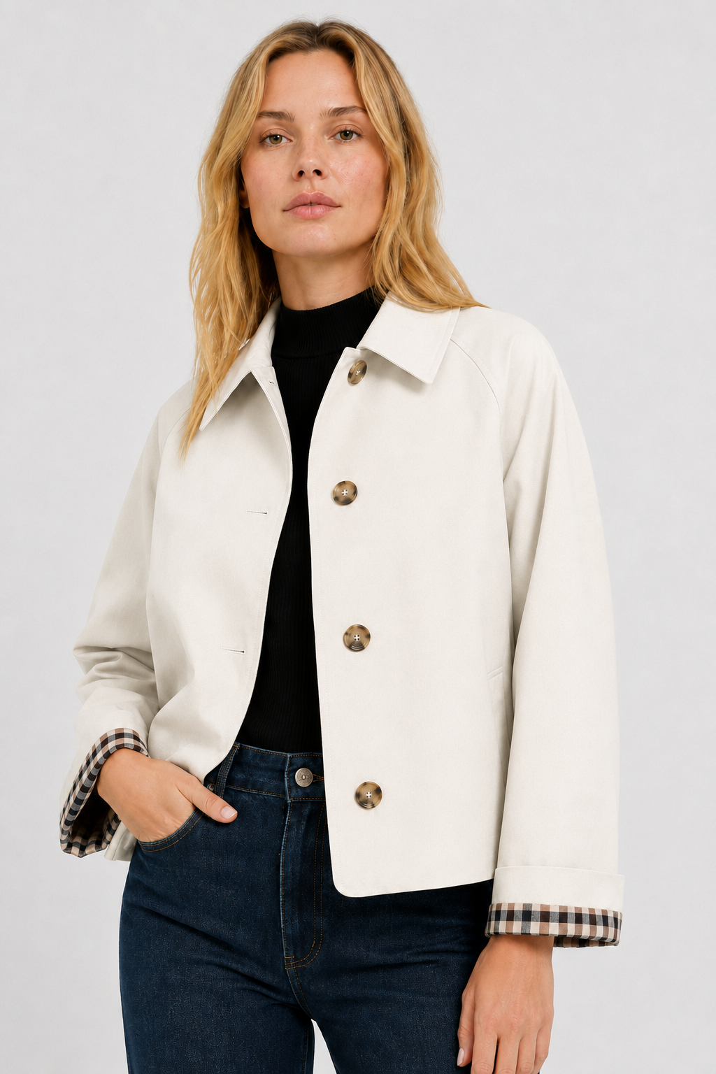 Lightweight women's jacket with a relaxed fit and gingham lining.