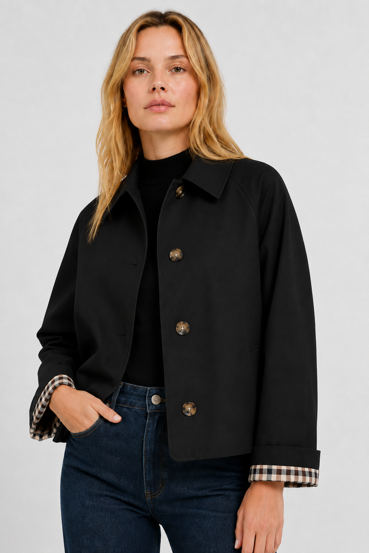 Lightweight women's jacket with a relaxed fit and gingham lining.