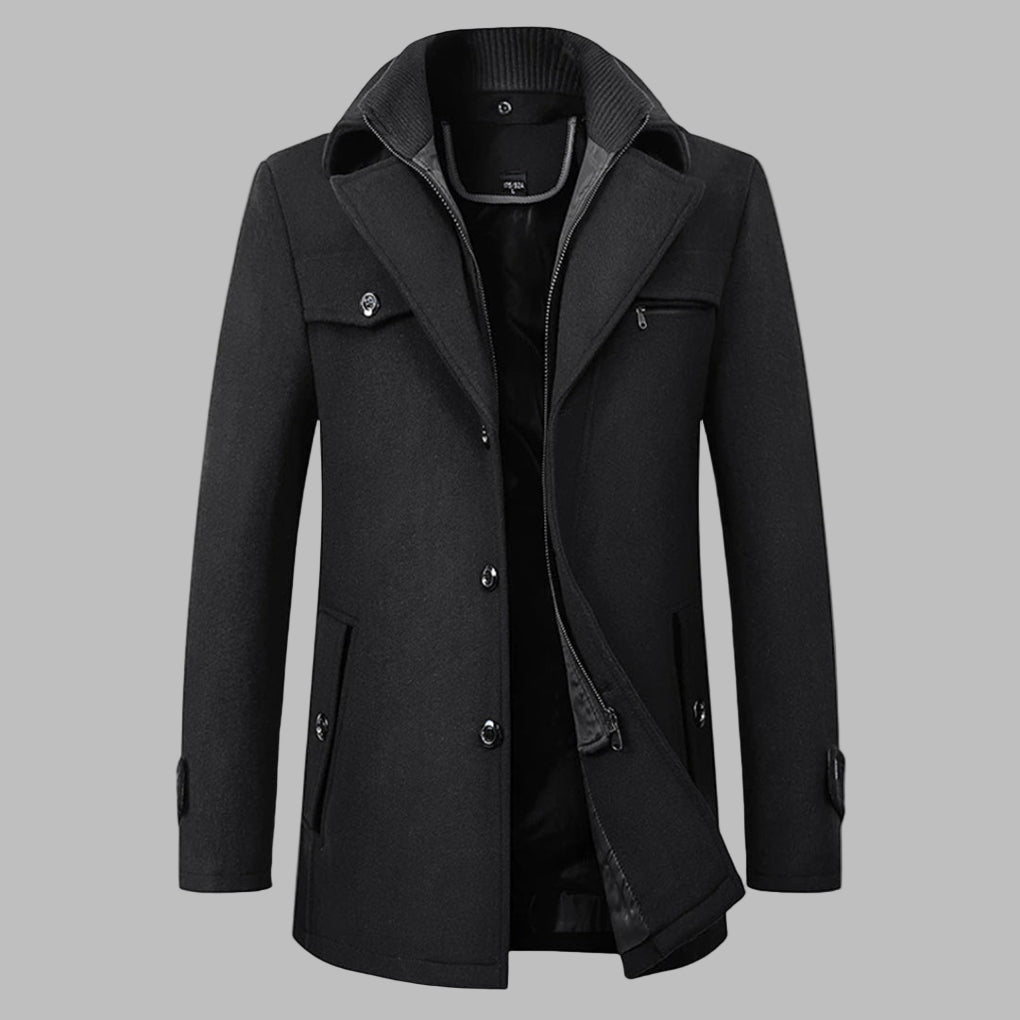 Zwarte heren winterjas met knopen en rits, stijlvolle kraag, lange mouwen, en zakken. Perfect voor koude seizoenen. Wintermode, herenkleding.