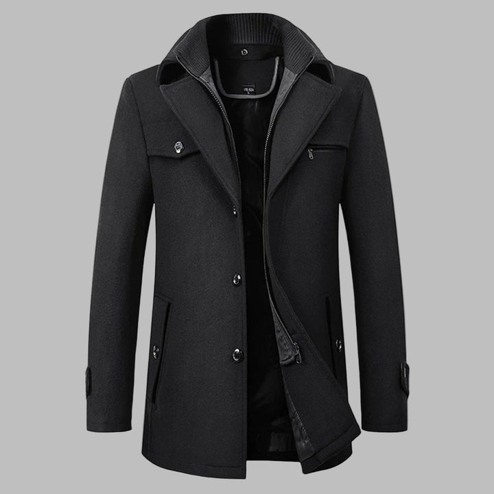 Zwarte heren winterjas met knopen en rits, stijlvolle kraag, lange mouwen, en zakken. Perfect voor koude seizoenen. Wintermode, herenkleding.
