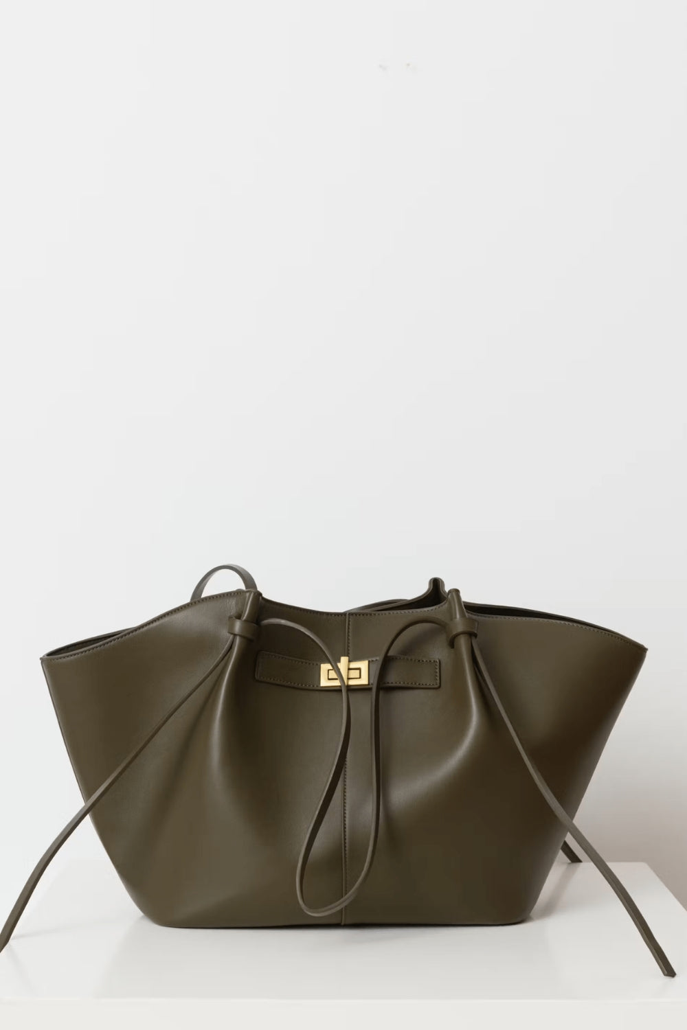 Leather Tote Bag for Everyday Use with Front Fastening