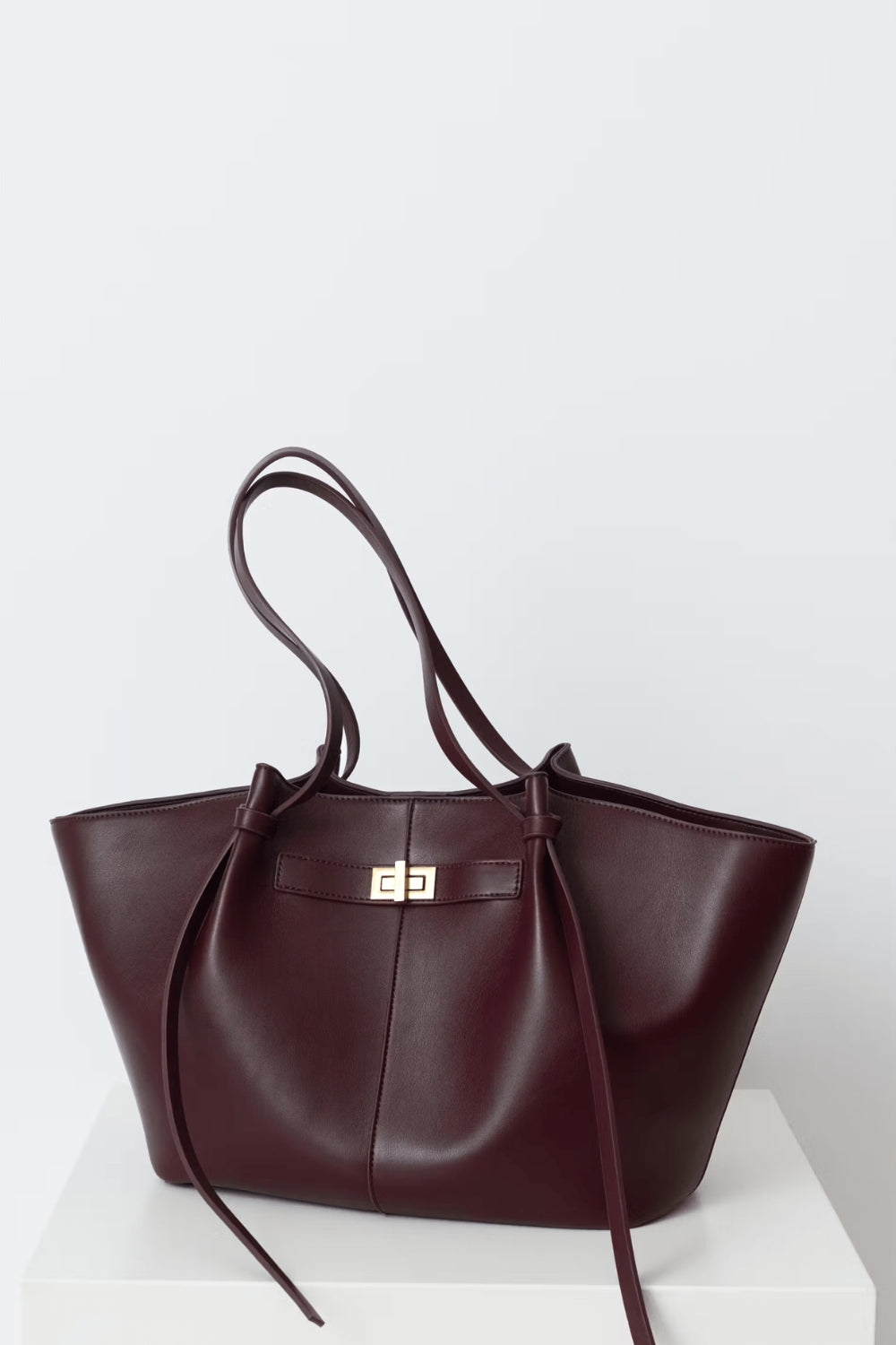 Leather Tote Bag for Everyday Use with Front Fastening