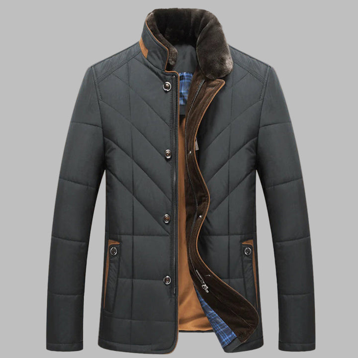 Donkergroene gewatteerde winterjas voor heren met bruine accenten, opstaande kraag en knoopsluiting. Stijlvolle en warme herenmode.