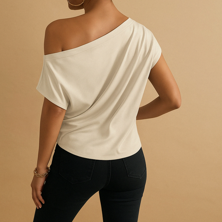 Beige off-shoulder top voor dames met vleermuismouwen, luchtig en elegant voor casual dagen of een avondje uit.