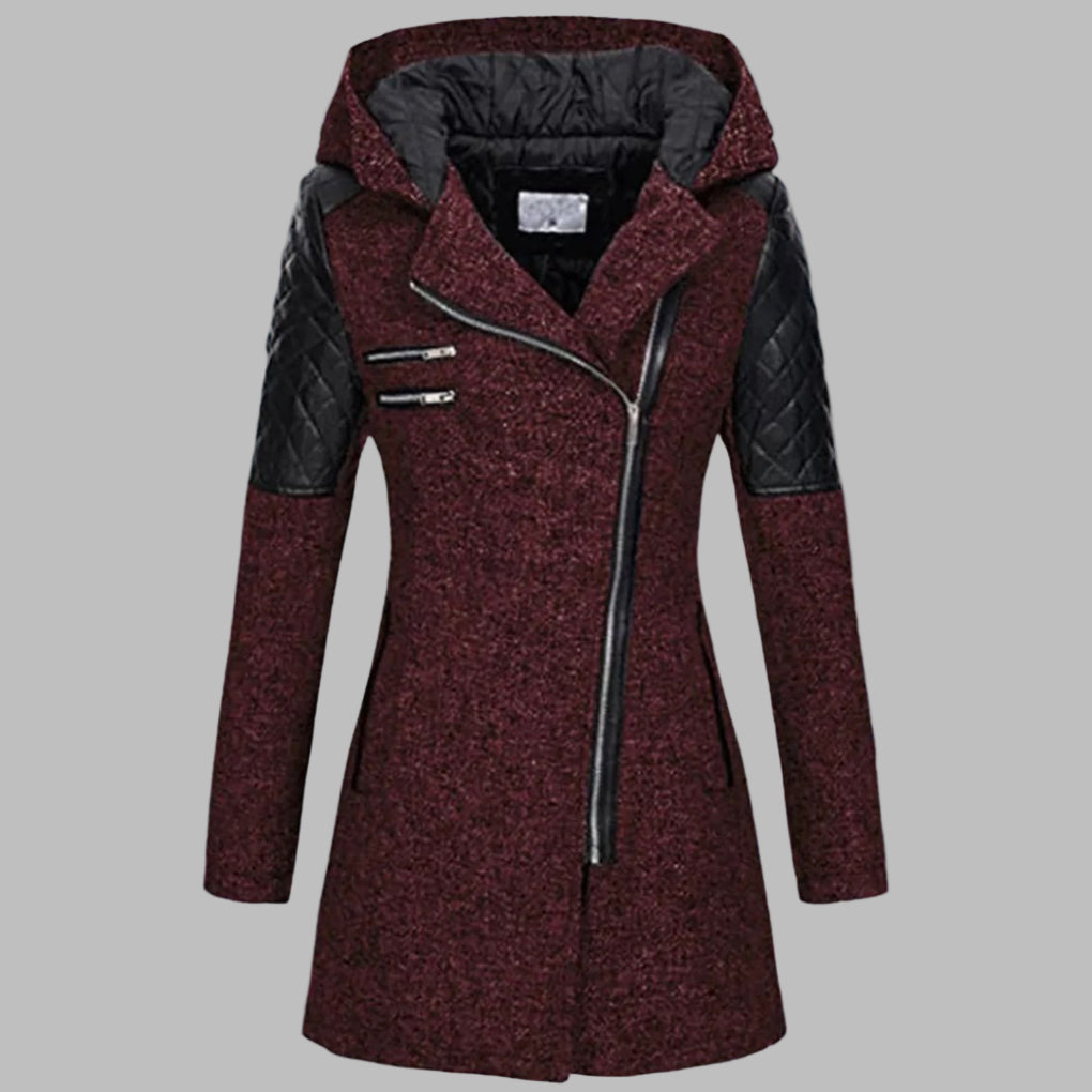 Donkerrode dames winterjas met capuchon, asymmetrische rits en zwarte leren accenten. Stijlvolle en warme jas voor koude winterdagen.