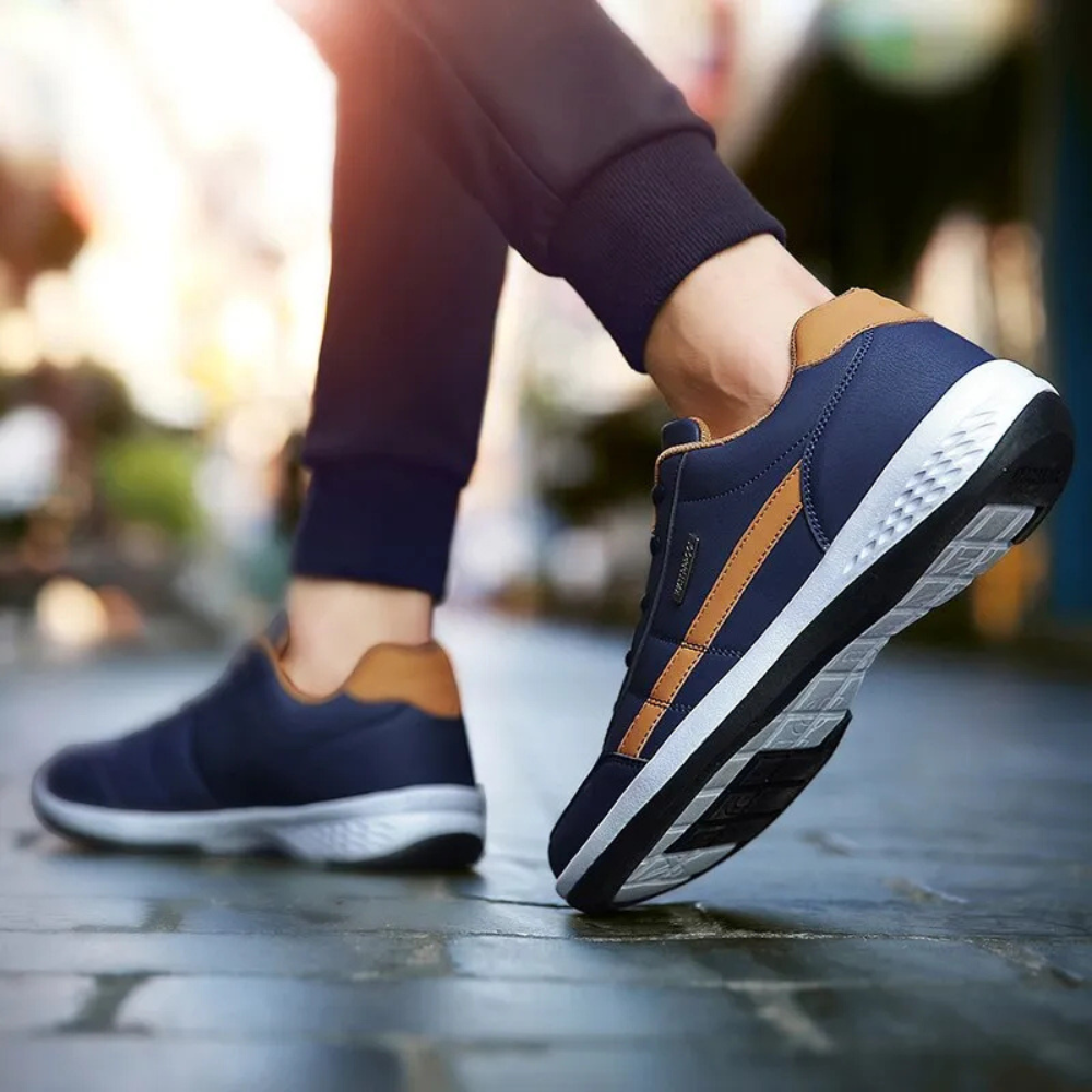 Elegant men's leather trainers with front lacing and side panel