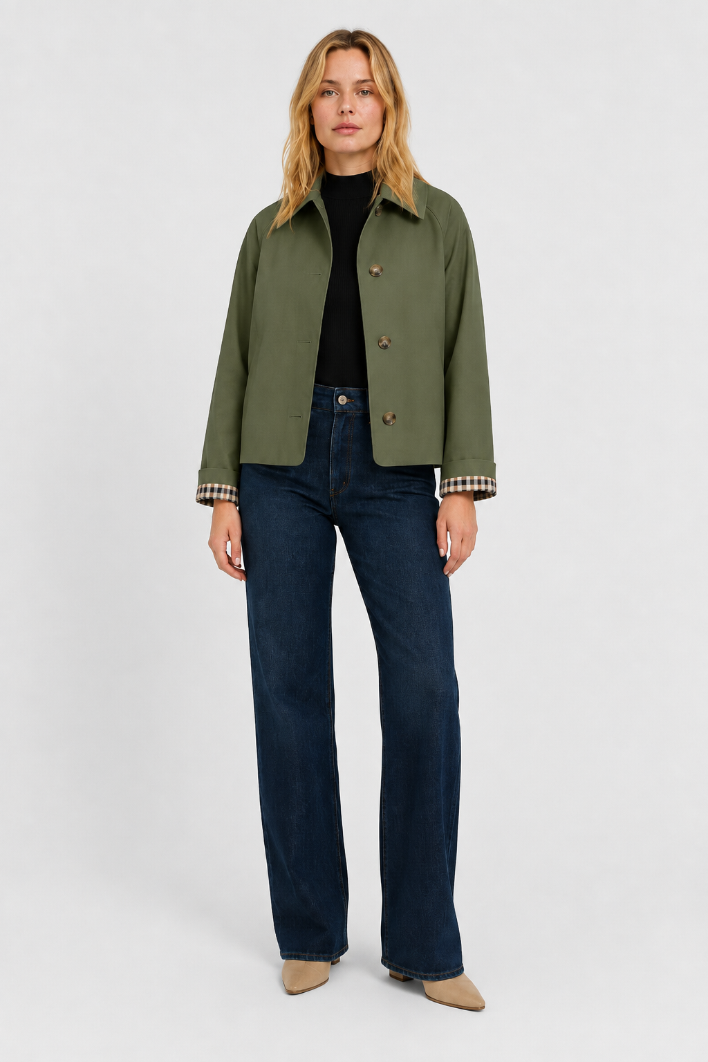 Lightweight women's jacket with a relaxed fit and gingham lining.