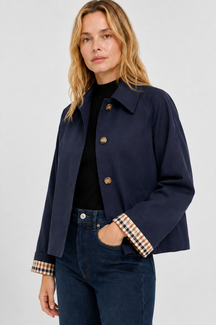 Lightweight women's jacket with a relaxed fit and gingham lining.