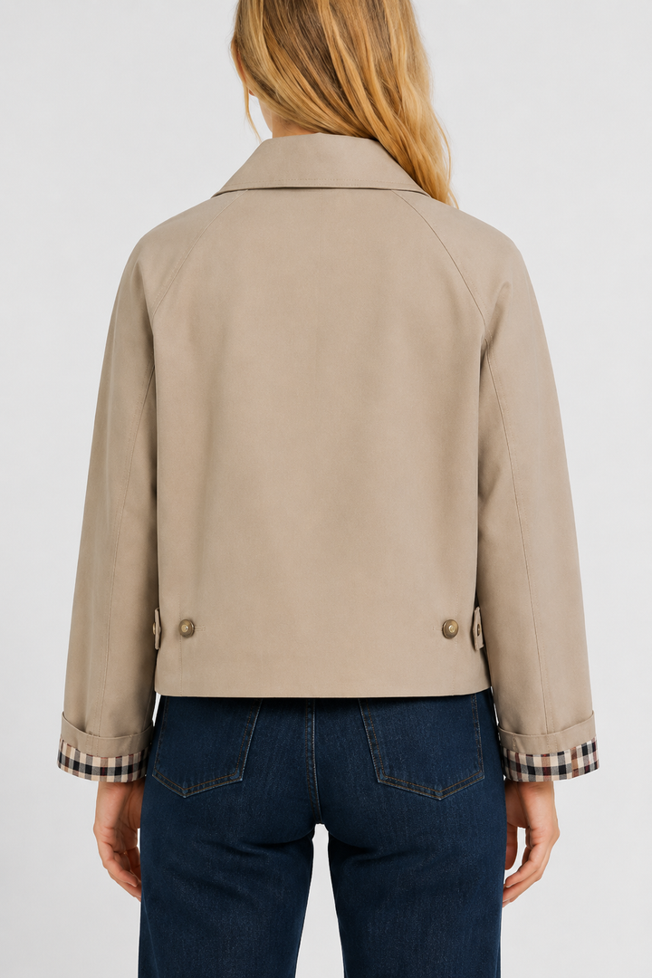 Lightweight women's jacket with a relaxed fit and gingham lining.